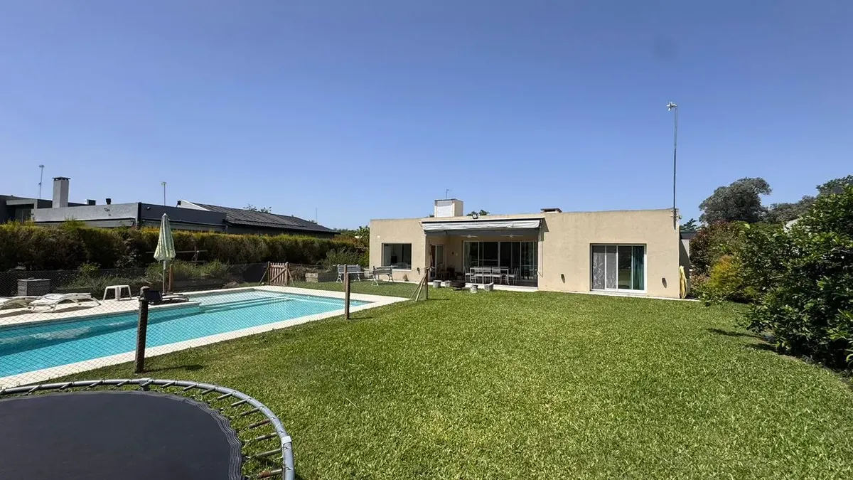 Casa térrea com piscina