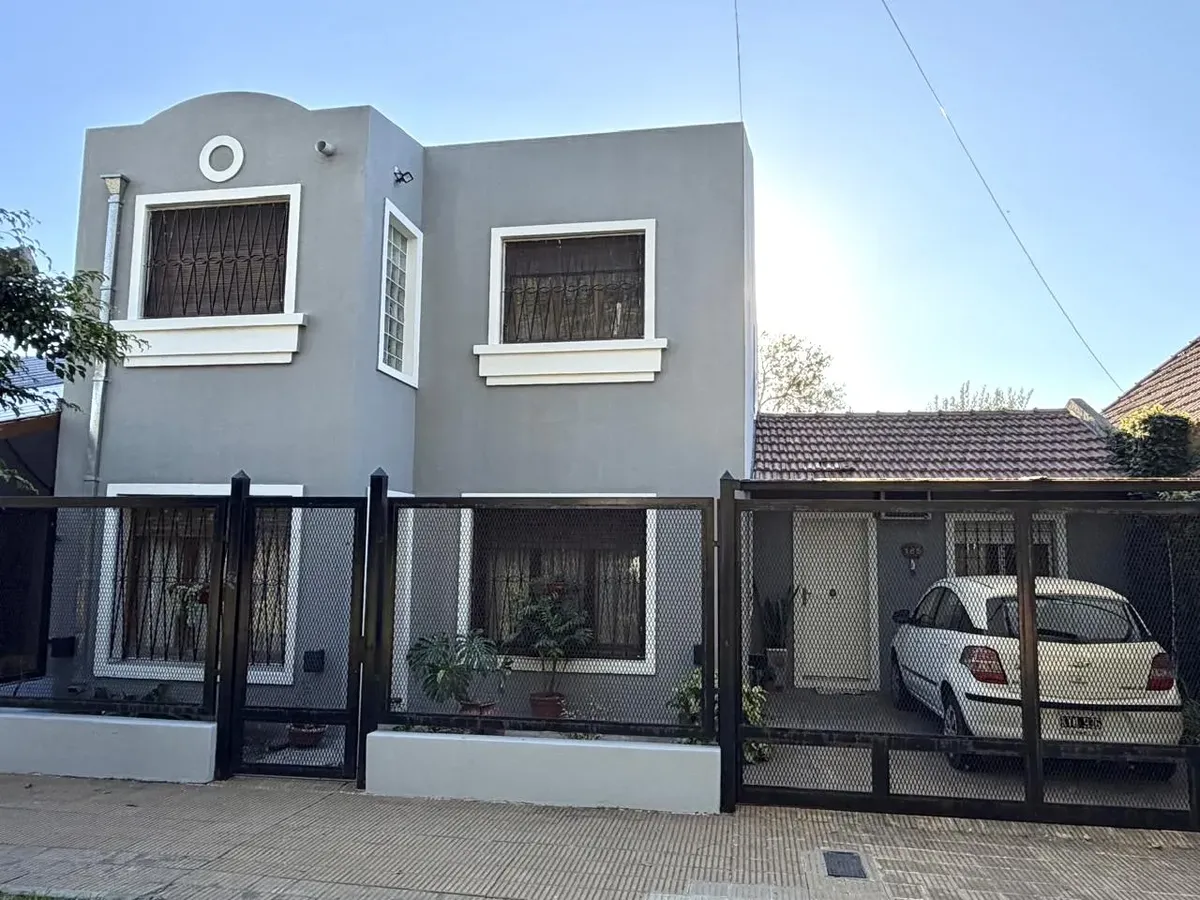 House 5 bedrooms, 3 baths