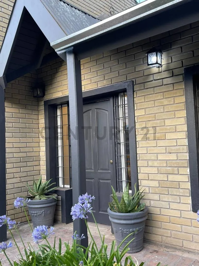 Casa Amoblada En Alquiler En City Bell De 3 Dormitorios Parque Y Pileta
