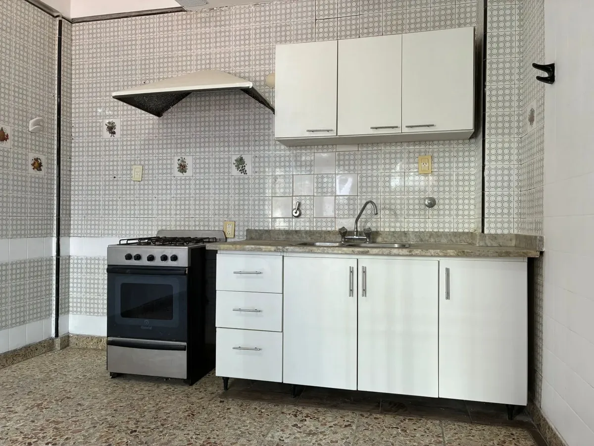 Departamento Tipo Casa En Alquiler De 3 Ambientes . Frente A La Plaza Echeverría En Villa Bosch . A Media Cuadra De La Escuela Preciosisima Sangre Y Al Puesto De Policía. Terraza Propia 65 M2