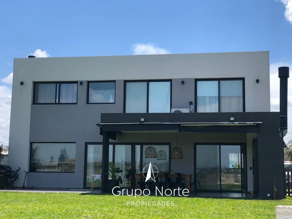 Casa em dois andares com piscina