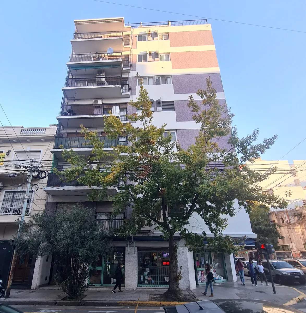 Tucumán Al 3000 Esquina Anchorena. Piso 4. Al Frente A La Calle Con Balcón. Monoambiente. Impecable. Superficie: 32 M2. Ultra Luminoso. Bajas Expensas