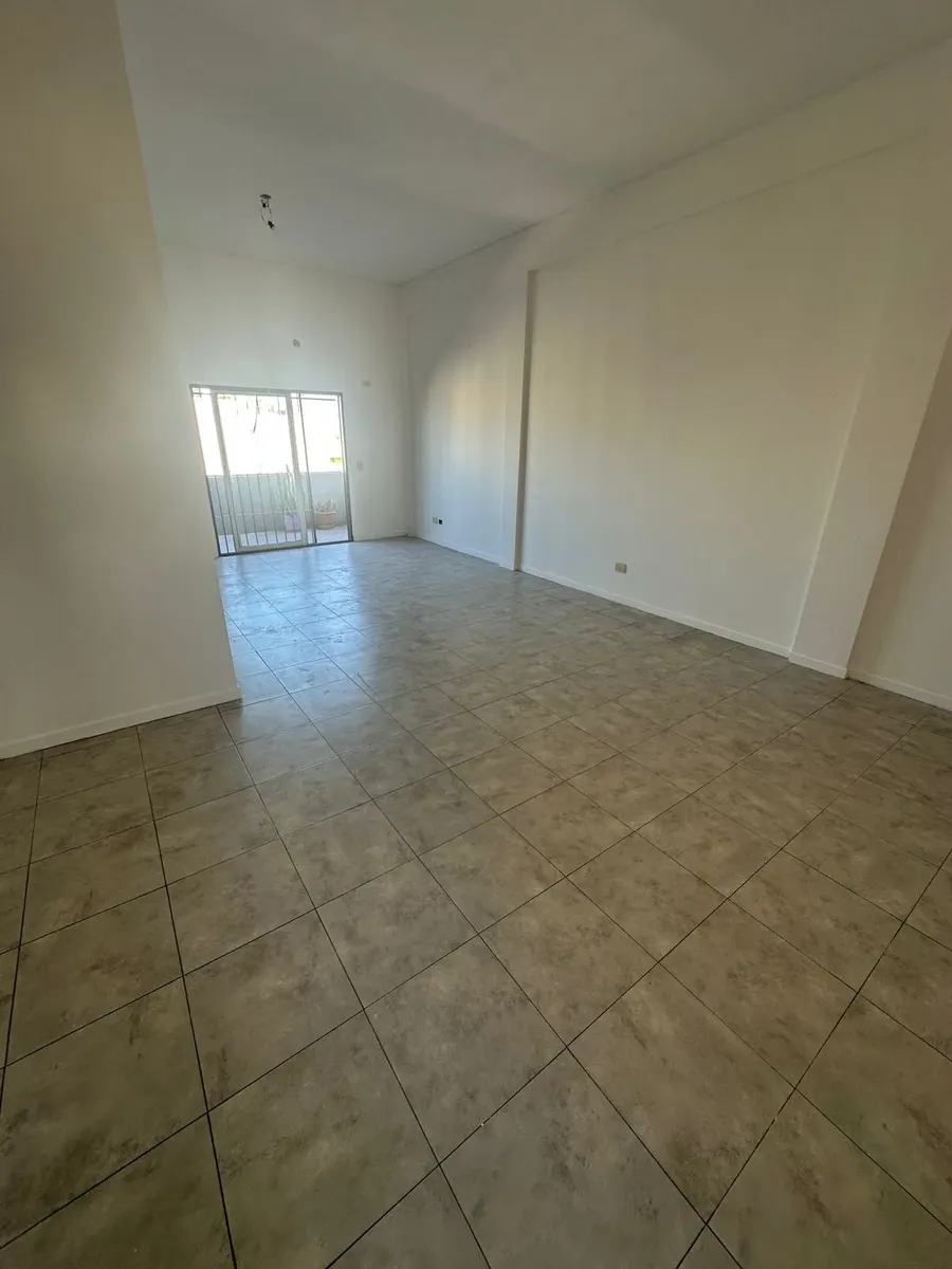 Piso Unico De 3 Ambientes Con Amplio Balcón. 80 M2 Cubiertos. Expensas Incluidas