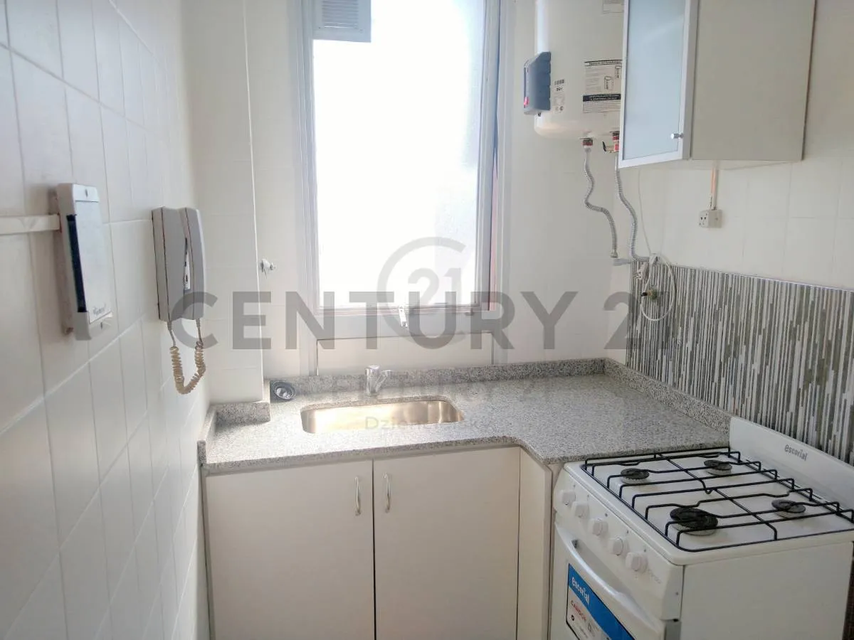 Microcentro 2-room unit with French balcony