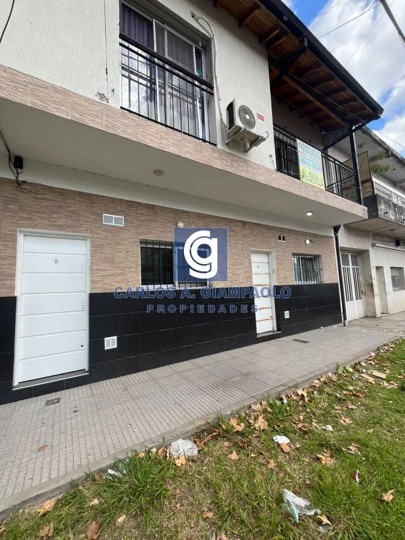 Planta baja, frente a plaza