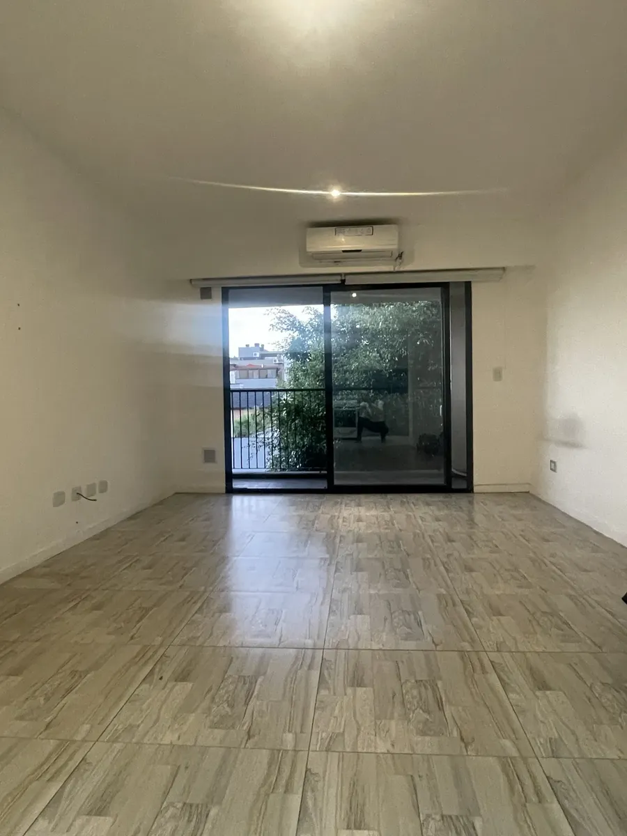 Monoambiente Al Contrafrente En Pleno Villa Luro. 30 M2 Totales, Balcón, Baño Completo Y Aire Acondicionado. Excelente Estado. Garantía O Seguro De Caución. Ideal Para Una Persona Sola O Pareja