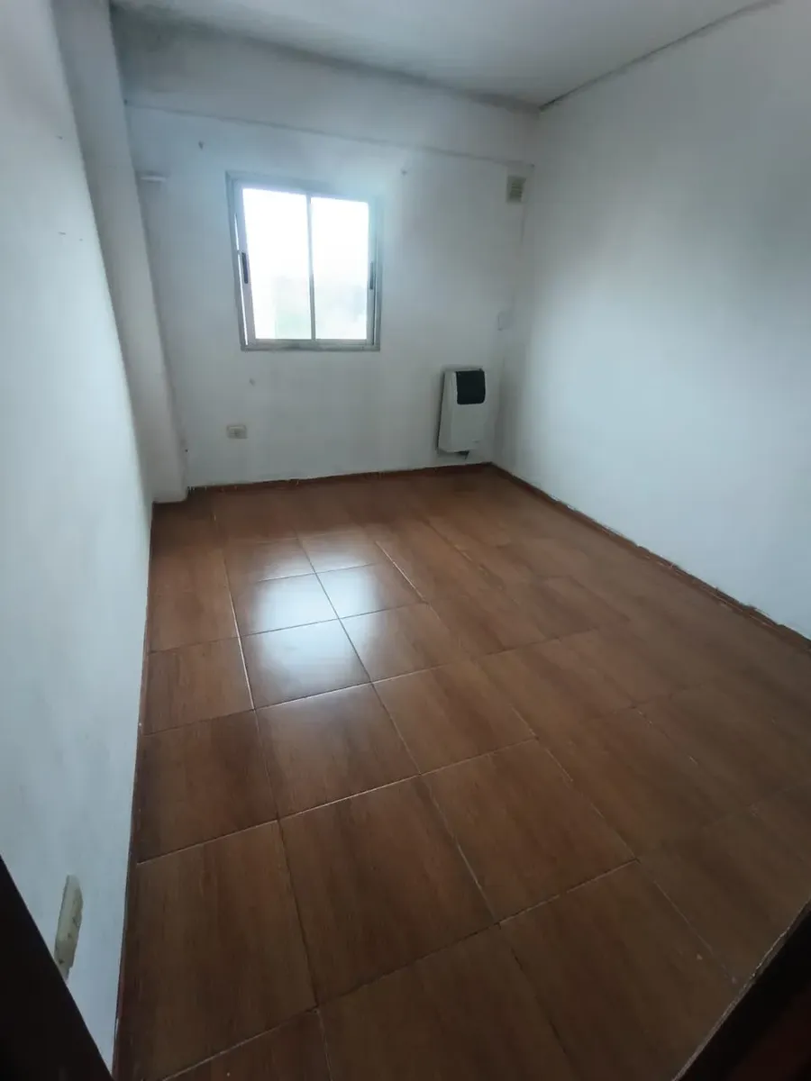 1 dormitorio con balcón y bañera