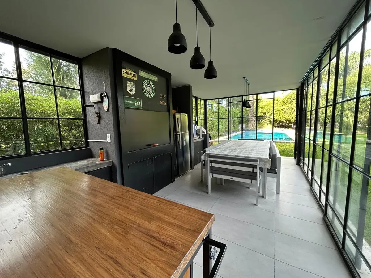 Casa mobiliada com jardim e piscina