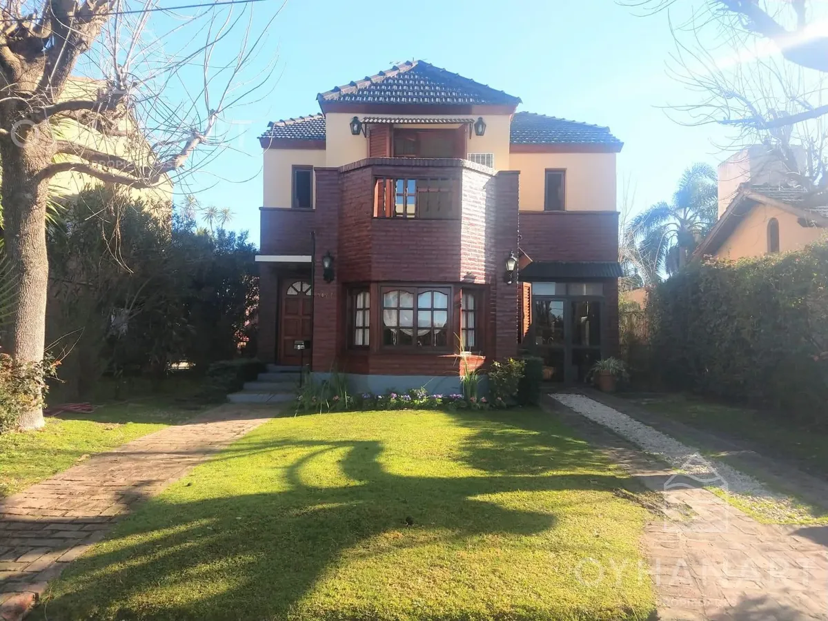 4-bedroom house with pool
