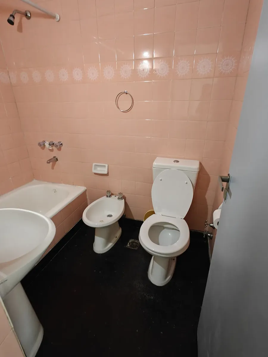 Monoambiente, Departamento Al Frente Sobre Av.mayo. Equipado Con Heladera, Microondas, Anafe Electrico, Aa Split, Juego Comedor Y Placard. Agua Caliente Central. Contrato Locacion 2 Años
