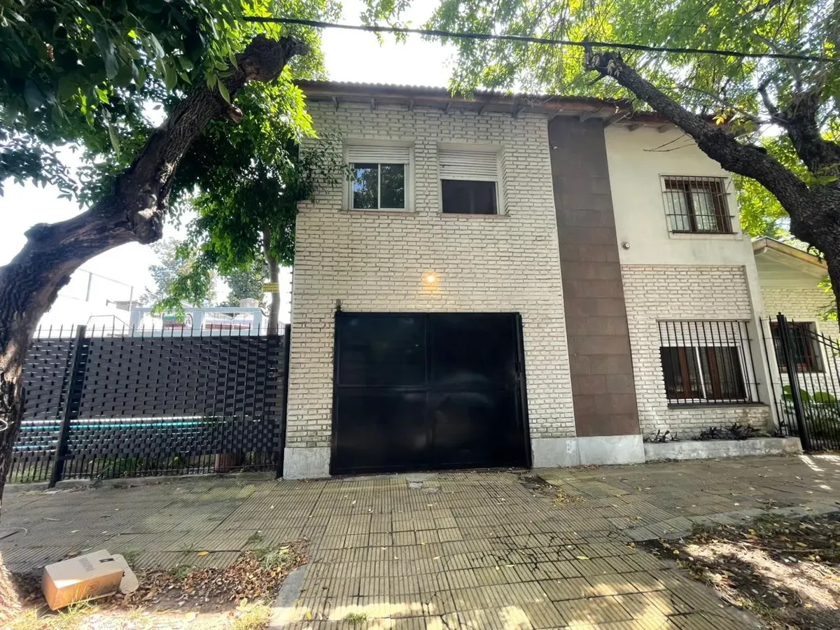 J. Rosso 299, Esq. E. Correa, Temp. - Casa 5amb, Pileta, Garage, Excelente Ubicación