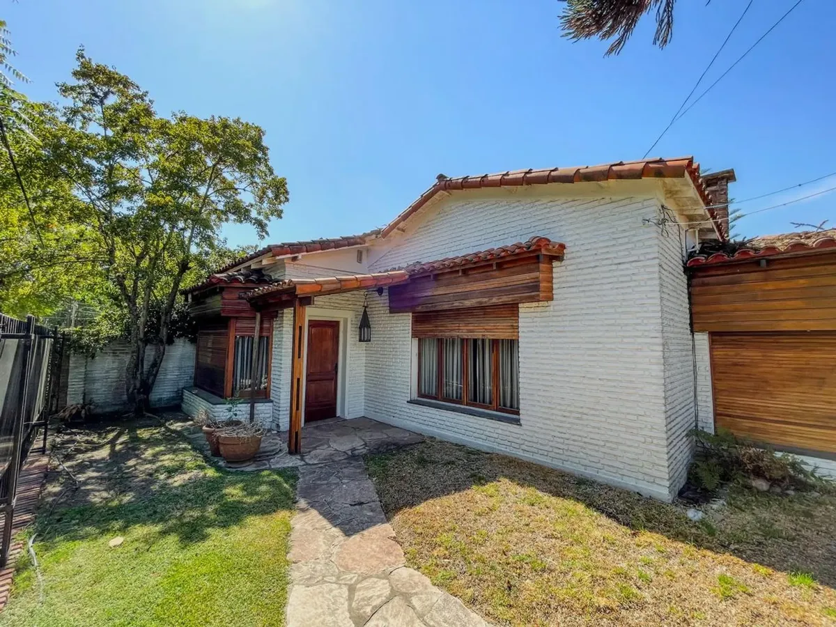 Alquiler Chalet De 3 Dormi., De Estilo City Bell
