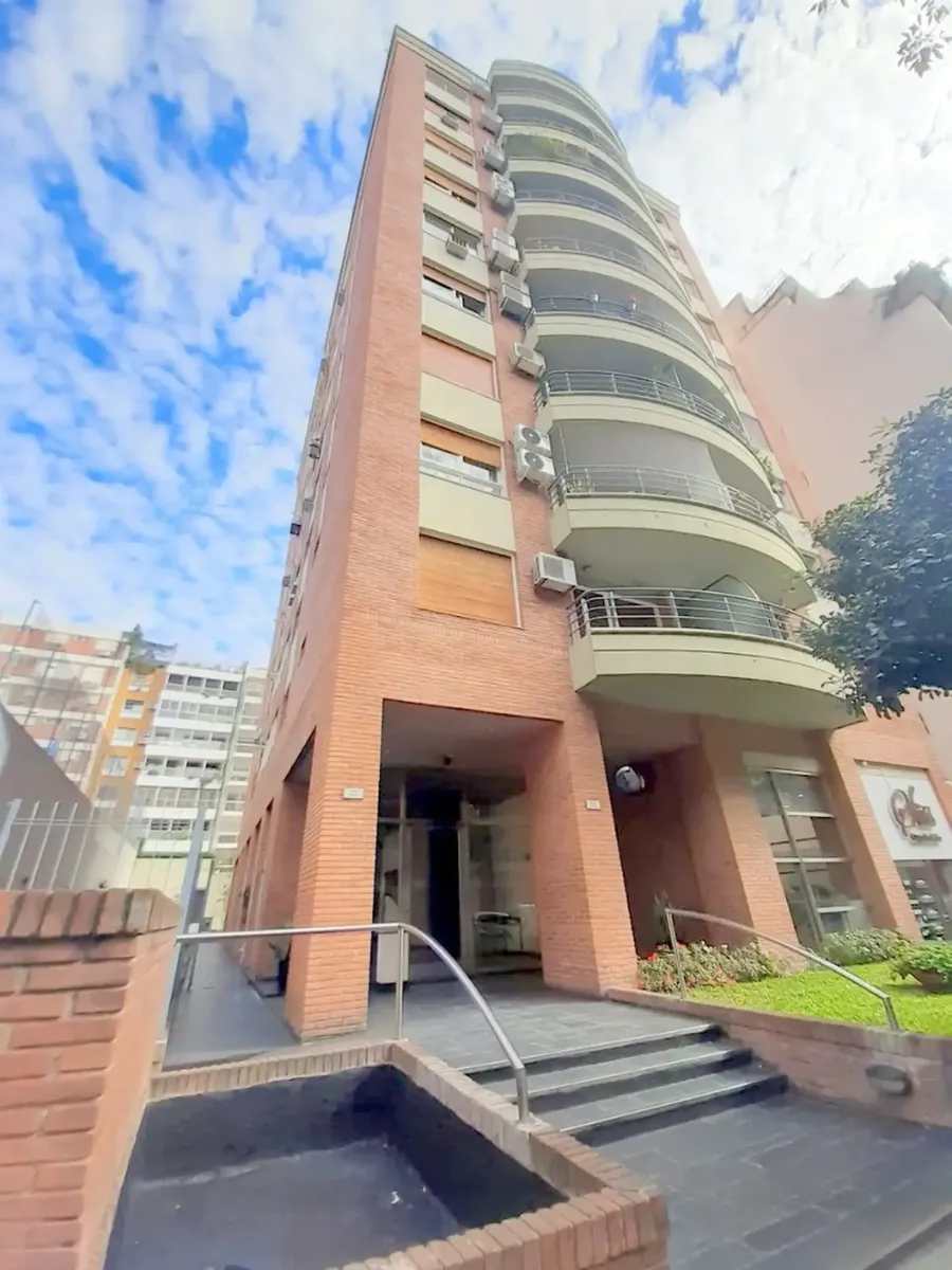 Se Alquila Zona Belgrano, Muy Luminoso Departamento De Tres Ambientes En Excelente Zona