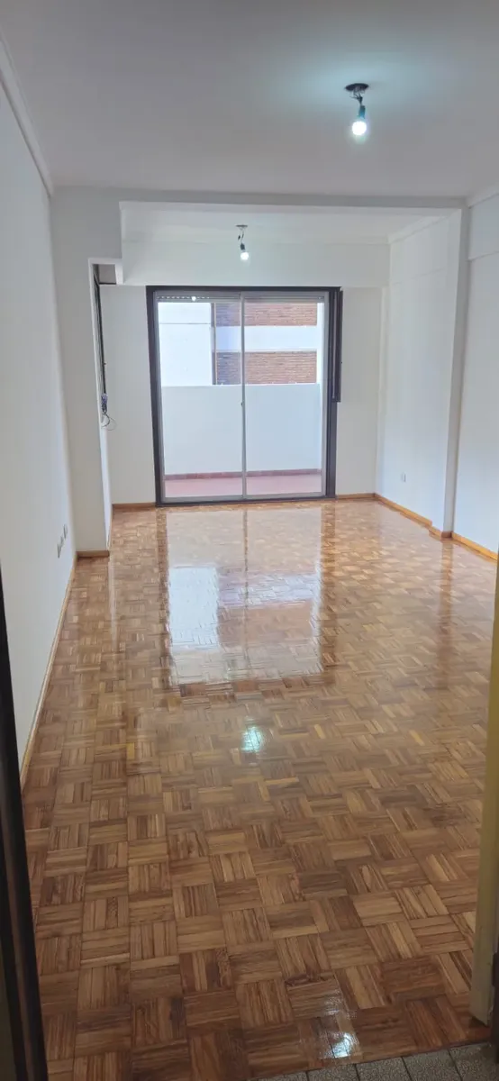 Excelente Semipiso, Ubicado En El 4to. Piso, Contrafrente Con Balcón Terraza 3 X 2.50- , Living Comedor 3x6.70, 2 Dormitorios Con Placard, Cocina Comedor, Excelente Estado. Exp 190.000