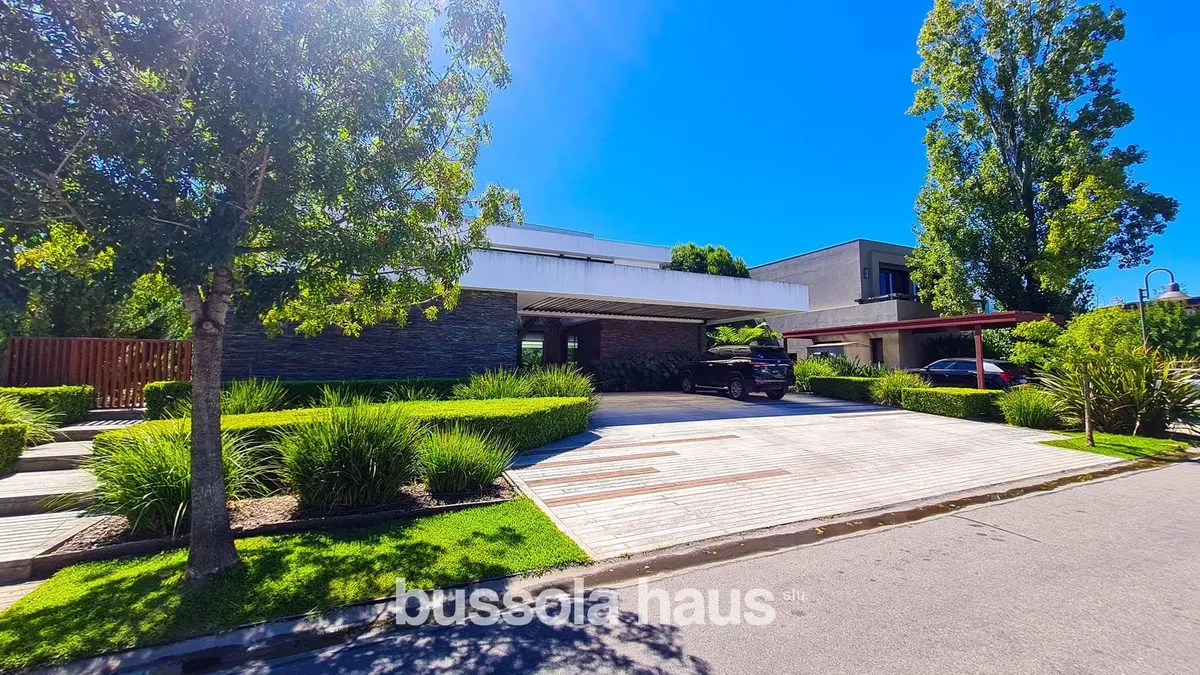 Casa moderna com 4 suítes e piscina