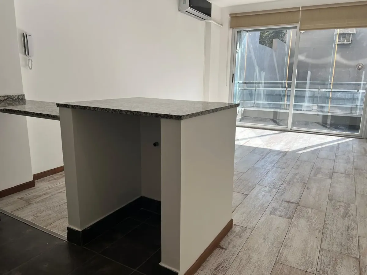 Monoambiente con balcón cerrado