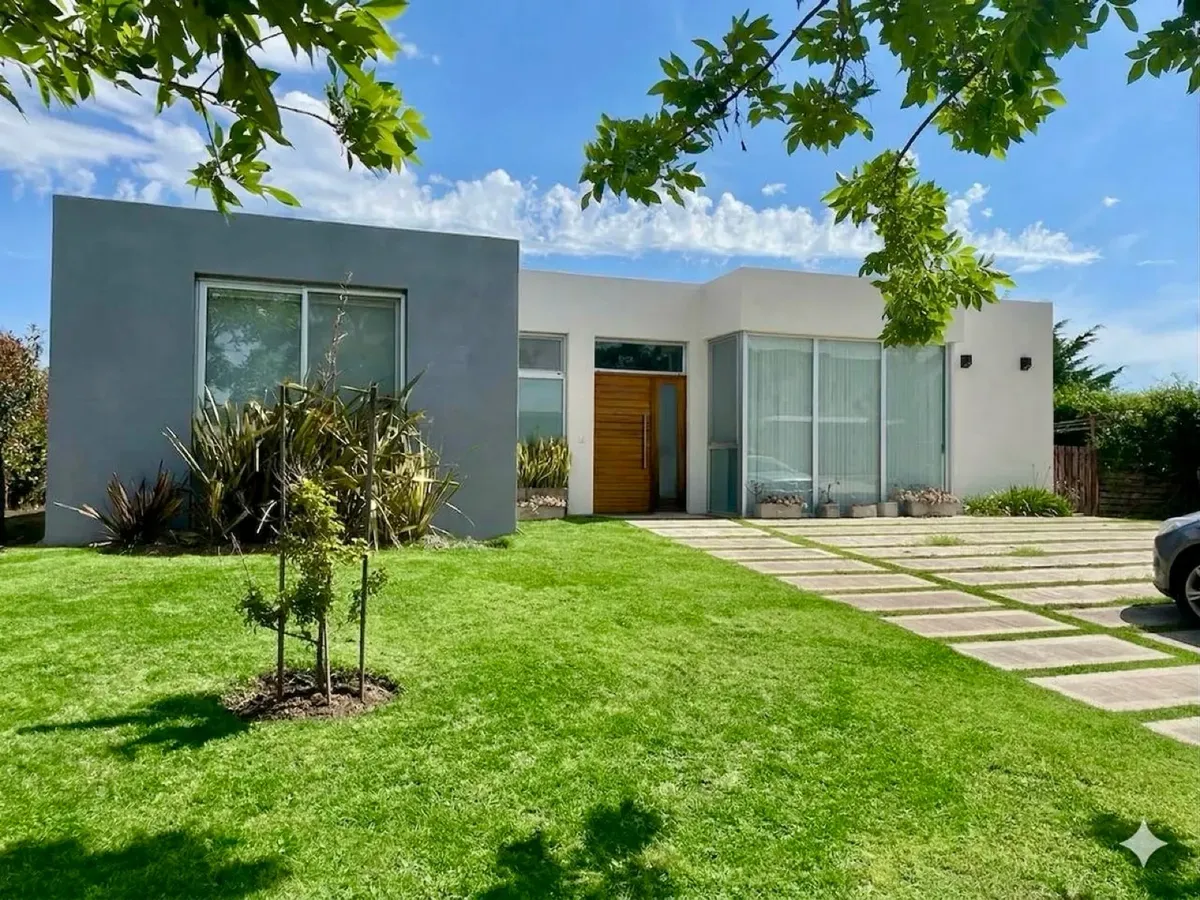 Casa En Alquiler Anual Cantón Norte A La Laguna