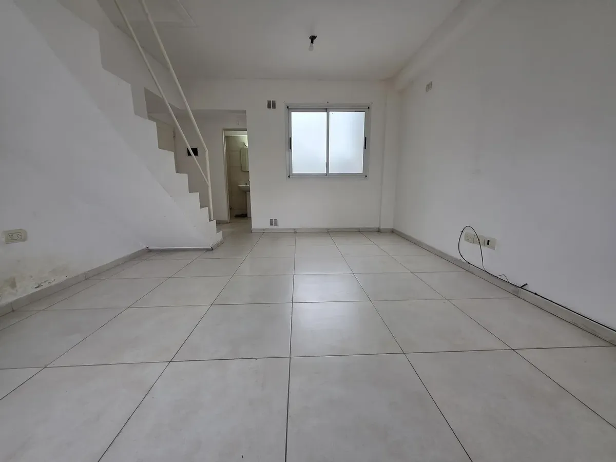 2-room duplex, light tile floors