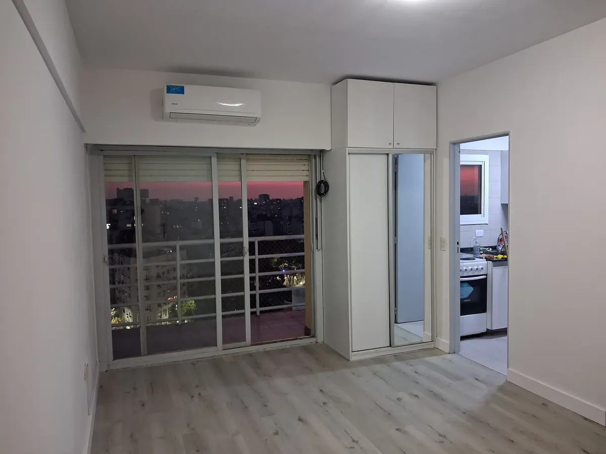 Hermoso Monoambiente, Cocina Independiente Amplia Y Gran Guardado Moderno. Termotanque Eléctrico. Baño Completo, Con Bañera. Gran Ambiente / Placar Espejado. Pisos A Estrenar. Balcón Vista De Ensueño