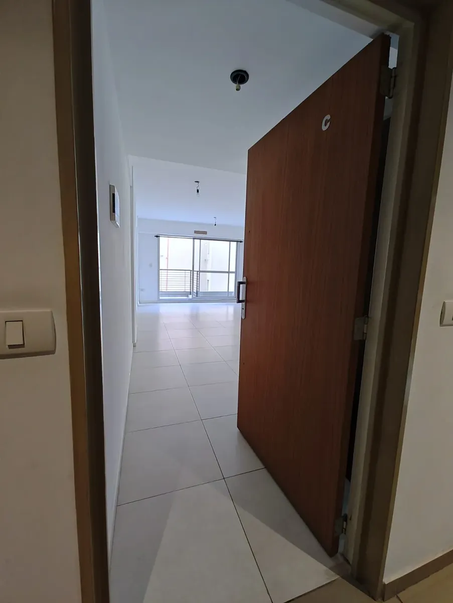 Hermoso Monoambiente En Impecable Estado. Cocina Integrada. Balcón Al Lateral. Recien Pintado. Tiene Aa Frio / Calor. A 2 Cuadras De Corrientes Y Juan B Justo Con Muchísimos Medios De Transporte