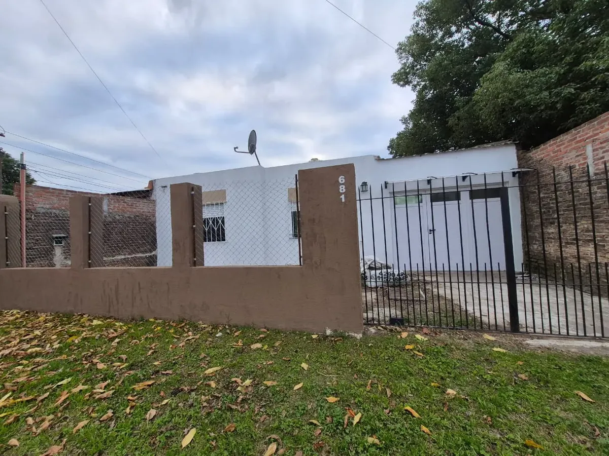 Casa 2 quartos, pátio e garagem