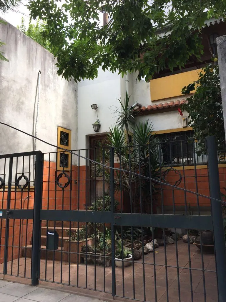 Casa com jardim e vagas