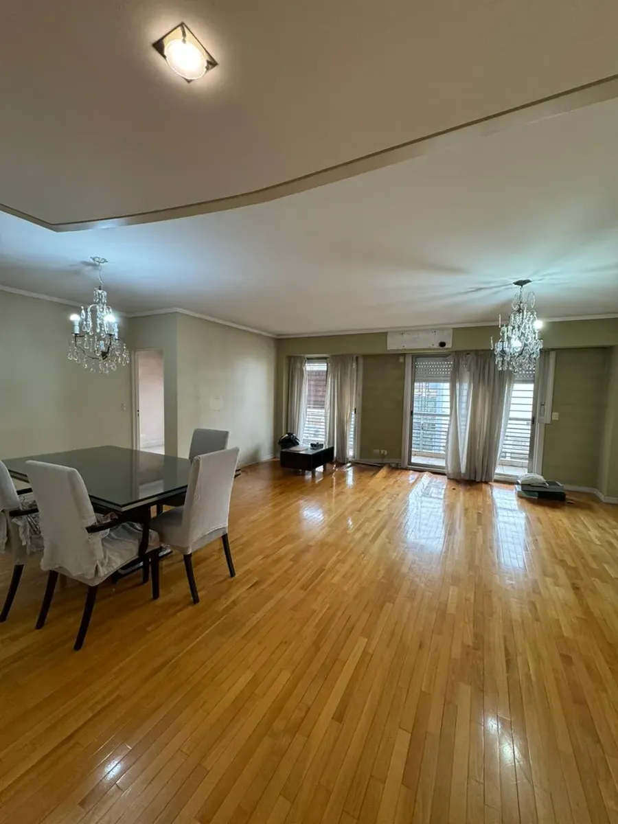 200 m² dual-aspect semipiso