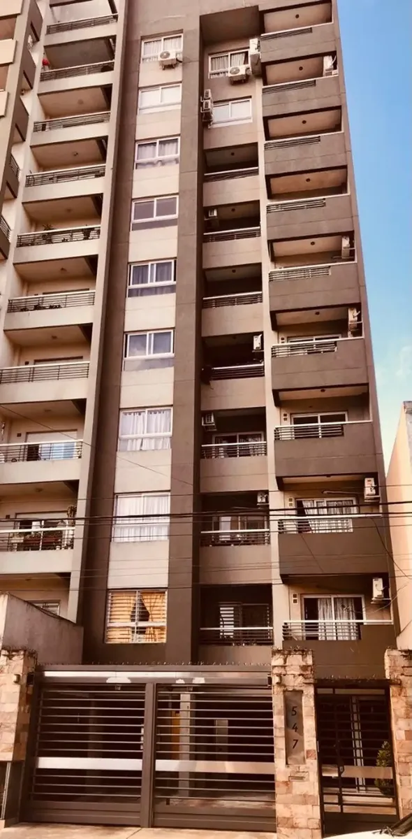 Hermoso Departamento De Dos Ambientes Al Frente, Con Balcón Terraza A La Calle. Dormitorio Con Placard Y Cocina Independiente