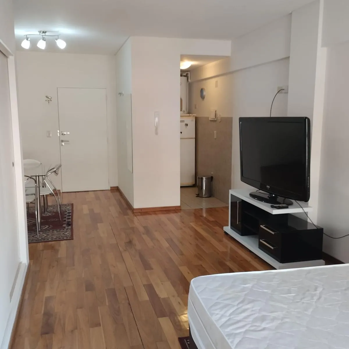 Studio mobiliado com varanda