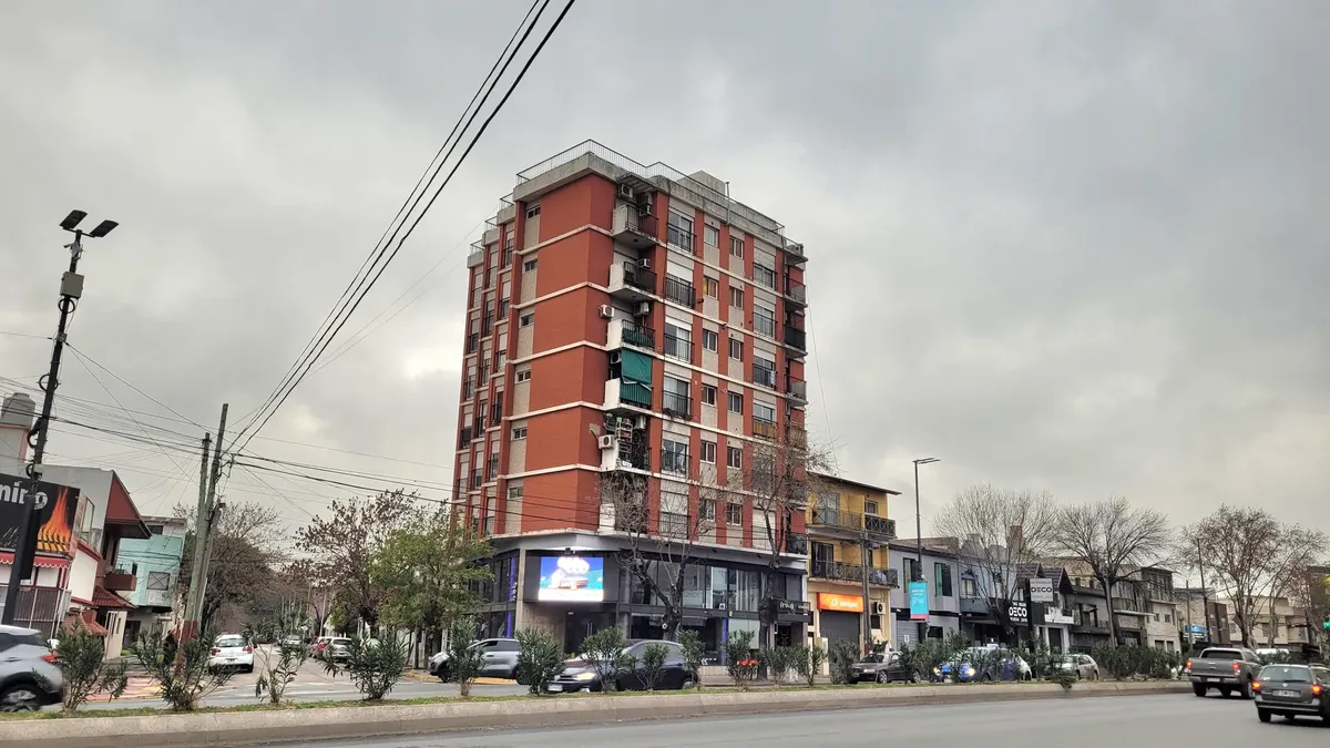 Excelente Ubicación Hipólito Yrigoyen 2812 , Departamento 3 Ambientes Al Frente En Lanus