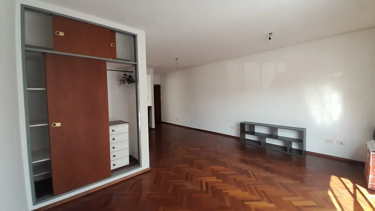 Depto. Monoambiente De 42m2 Totales. Con Balcón. Doble Circulación De Aire. Muy Luminoso