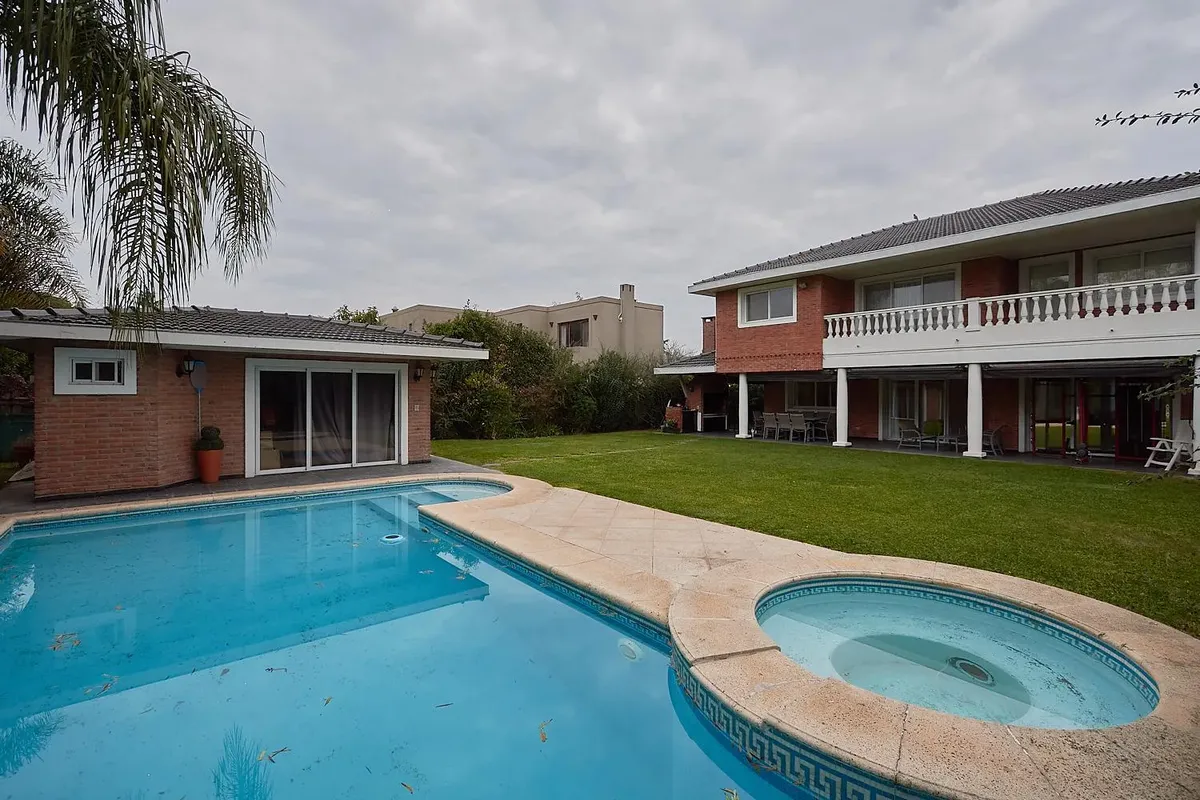 Casa com 4 quartos, piscina aquecida