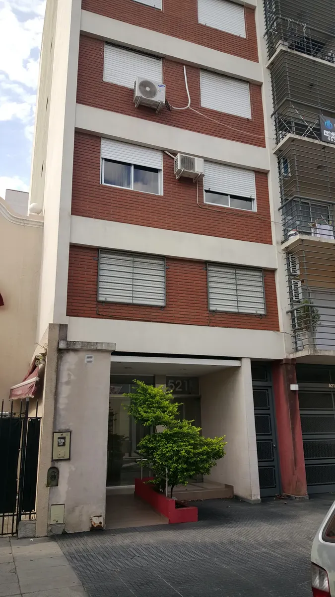Excelente Semipiso , 3 Ambientes, Dueño, Al Frente, Edificio Con Camaras De Seguridad, Luminoso (todos Los Ambientes Al Frente) Con Balcon, A Una Cuadra De Avenida Rivadavia, Excelente Ubicacion
