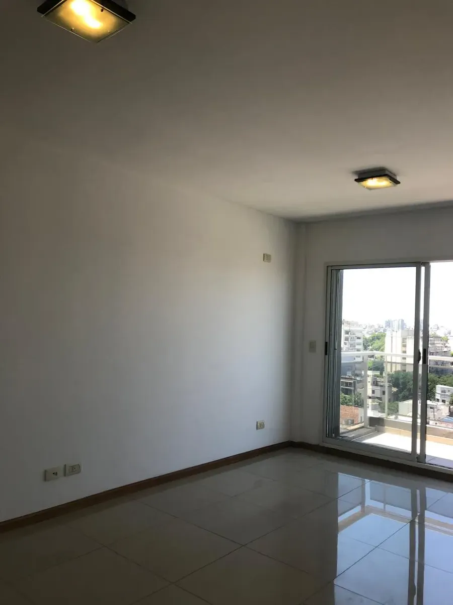Excelente Departamento De 2 Ambientes Al Frente Con Balcón, Super Luminoso, Cocina Amplia Con Vista Abierta, Con Lavadero Incorporado, Baño Completo, Impecable Estado