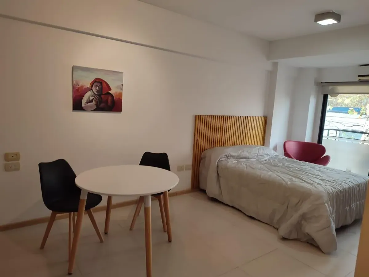 Monoambiente amoblado con balcón