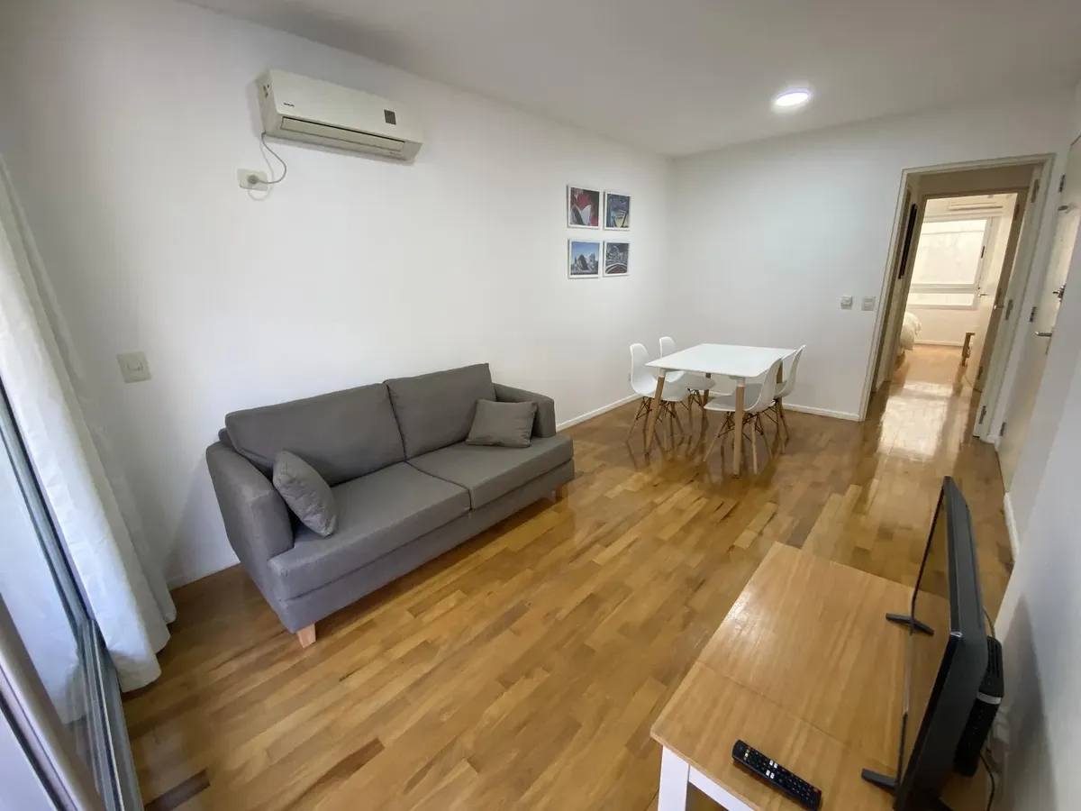 1 bedroom, balcony, bathtub