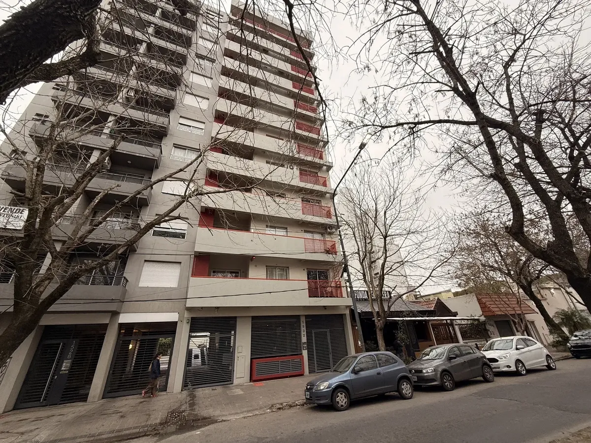 Departamento En Alquiler Sobre Avenida 13 En La Plata