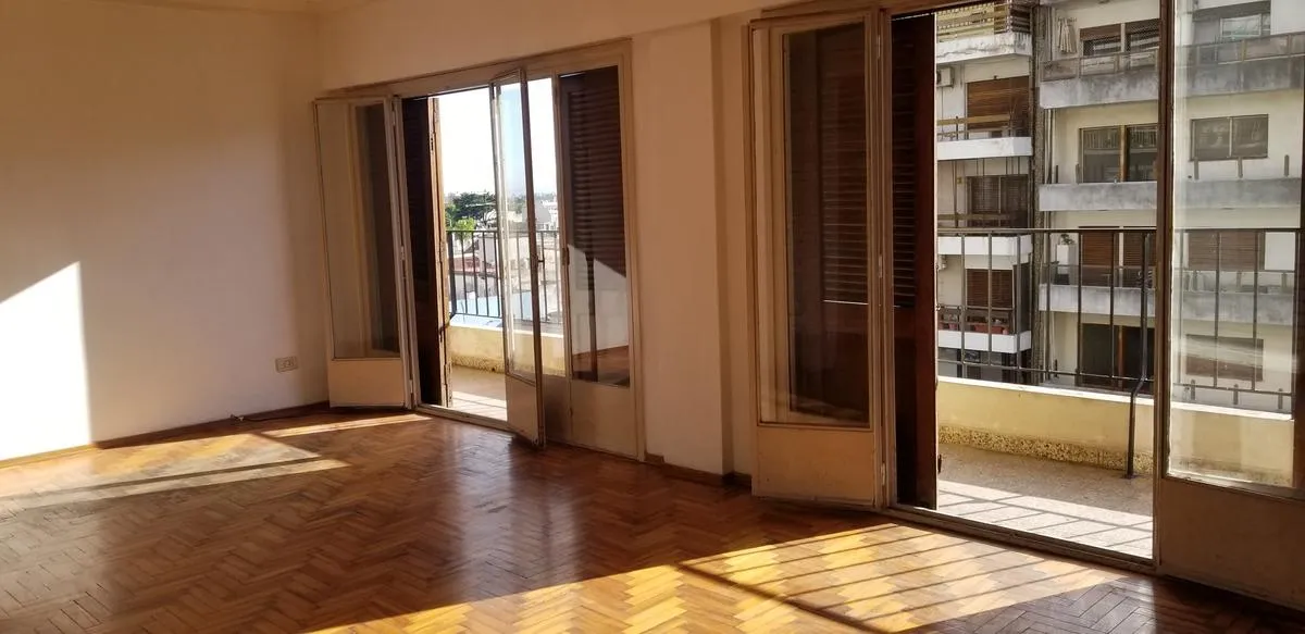4-room apartment with front balcony