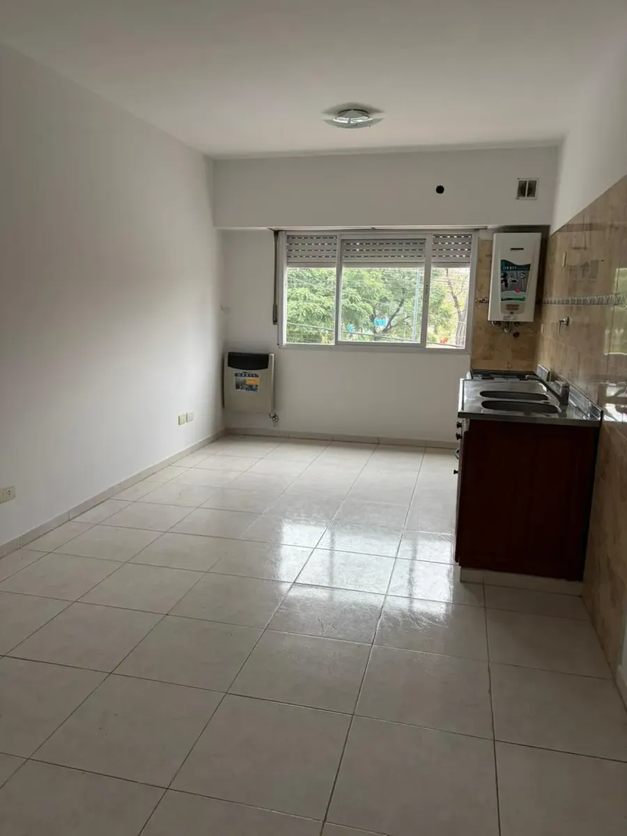 Hermoso Depto Con Vista A La Plaza Bujan , En 1er Piso