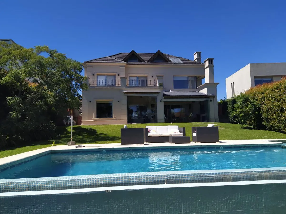 Casa Con Imponente Vista Al Lago En Los Sauces