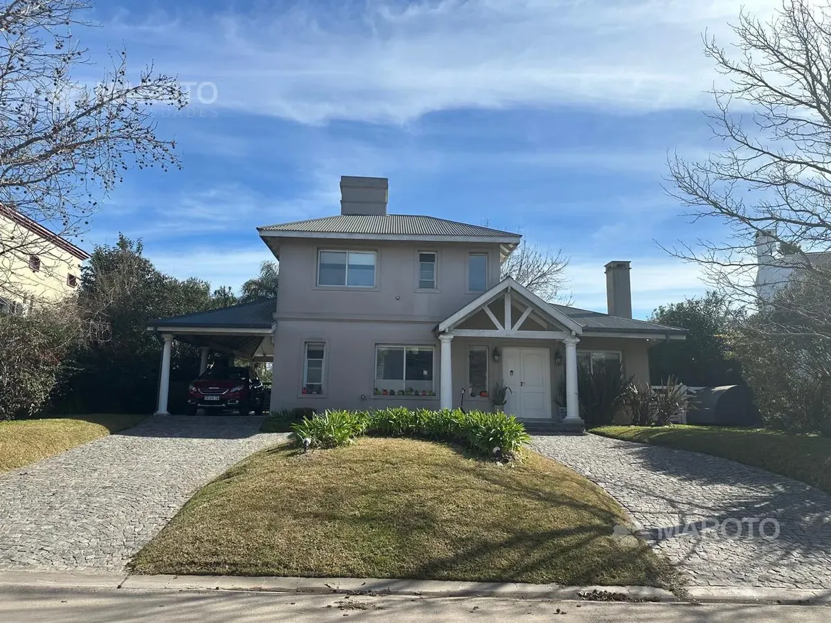 House with pool and grill