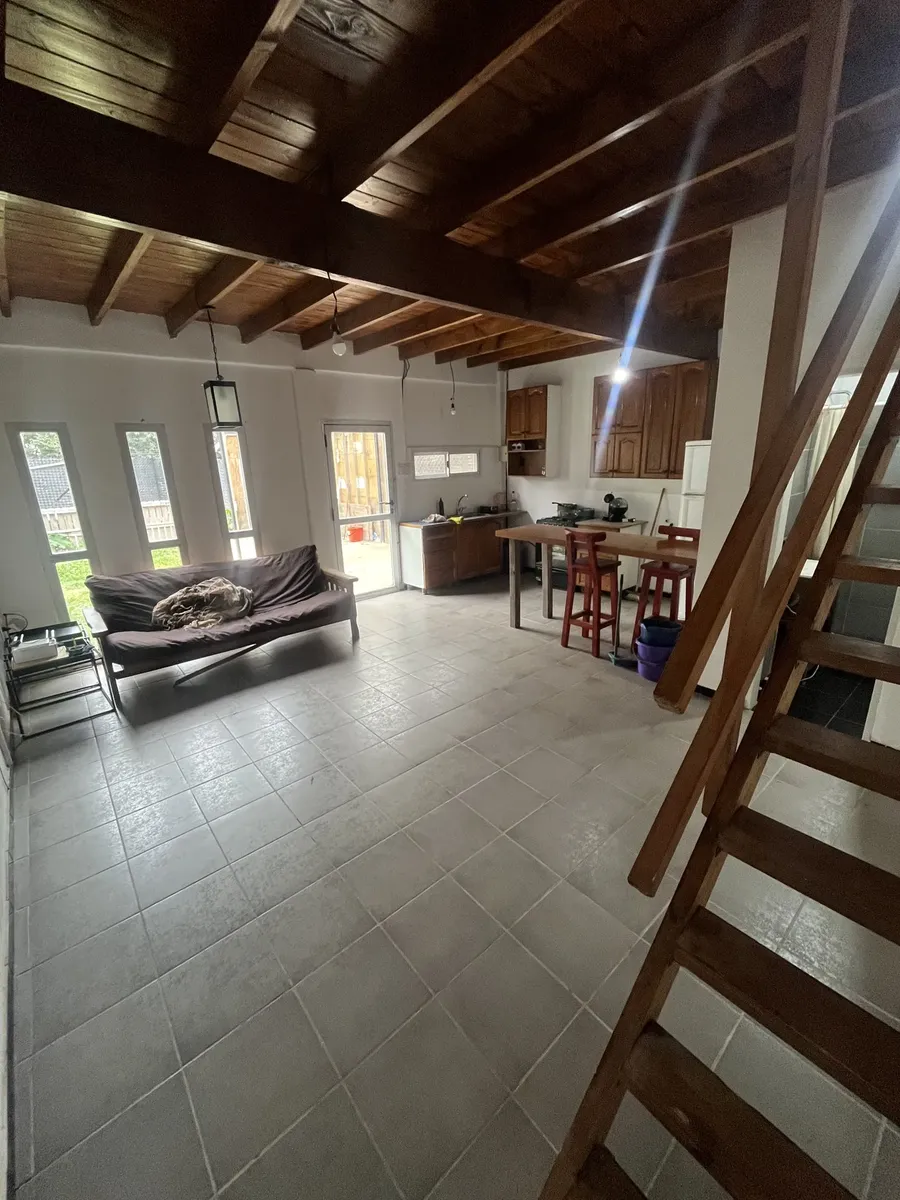 Hermosa Casa En Zona El Cazador, 2 Dormitorios, 1 Oficinita O Playroom, Vestidor, Baño Completo, Jardín, Gran Galería Y Cochera Para 2 Autos, Con O Sin Muebles.se Alquila