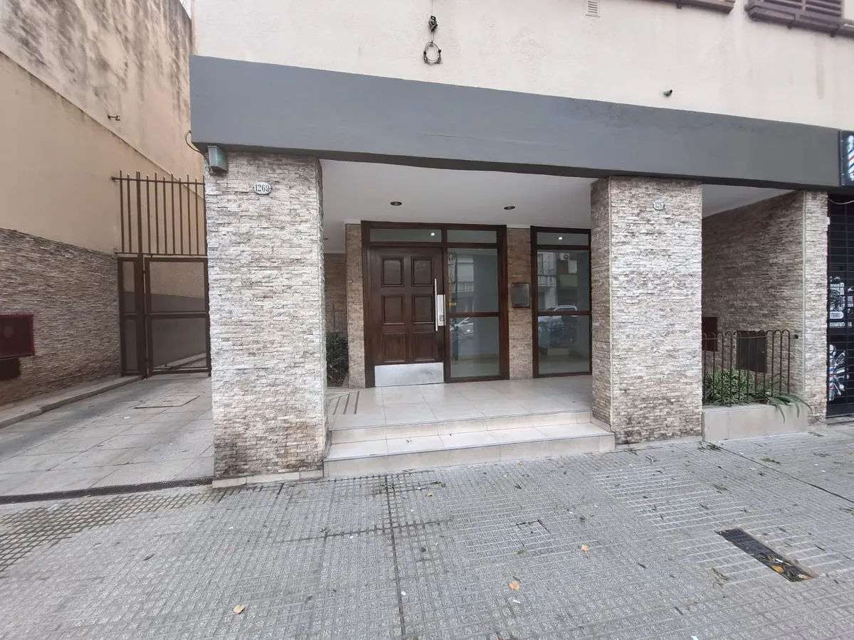 Hermoso Departamento De 2 Ambientes, Único Por Su Luz En Todos Los Ambientes, Cocina Comedor Y Dormitorio. Aire Acondicionado. Frío Calor. Muebles De Cocina Nueva