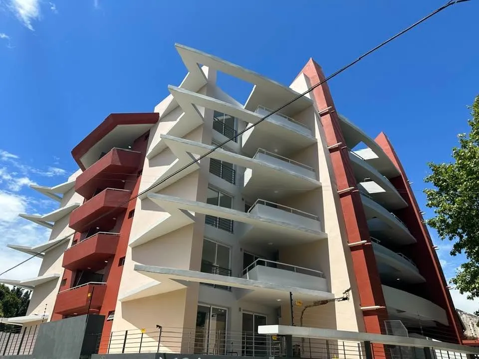 Departamento Tres Ambientes En Alquiler Con Cochera