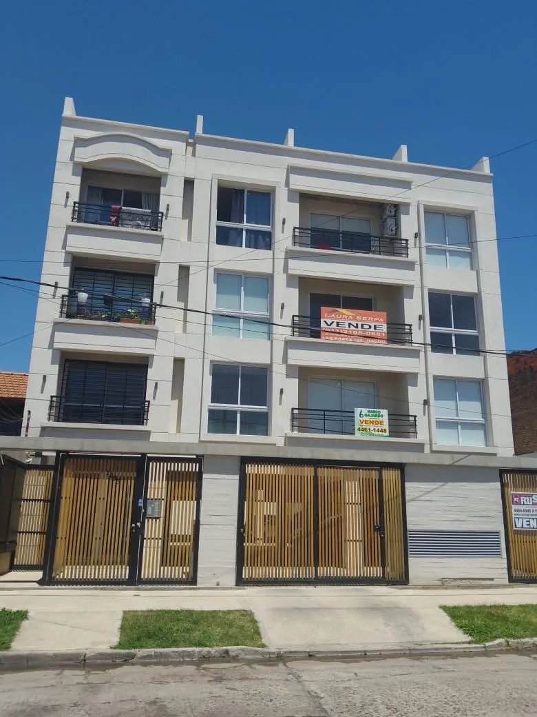 Excelente Departamento De 2 Ambientes En Segundo Piso Al Frente Con Balcón