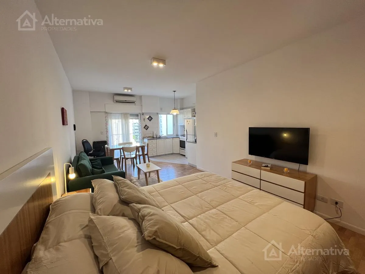 Monoambiente amoblado con balcón