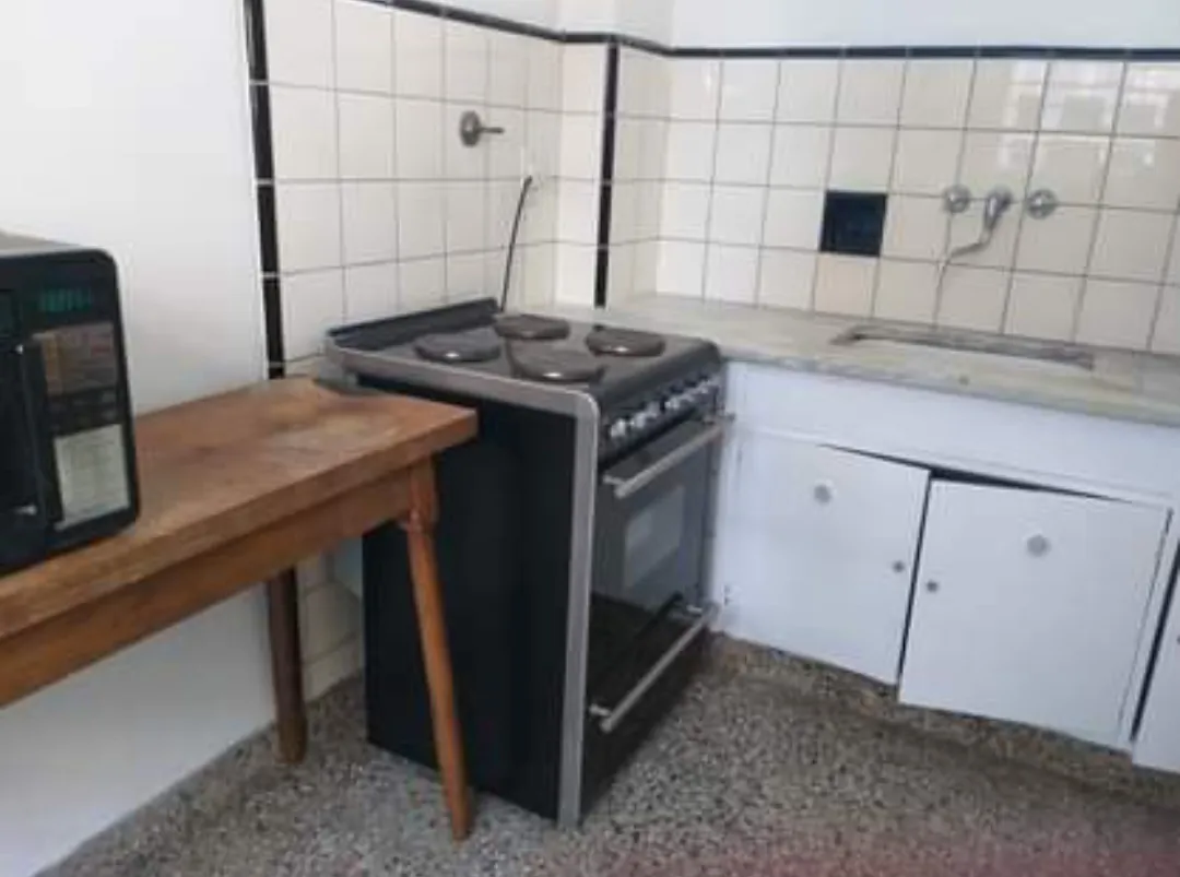 Hermoso Depto De 2 Amb. En Tercer Piso Por Escalera. El Último Piso Del Edificios, Mucha Tranquilidad. 1 Cocina Comedor, Baño Completo 1 Dormitorio, Living Comedor Con Salida Al Balcón. Todo Electric