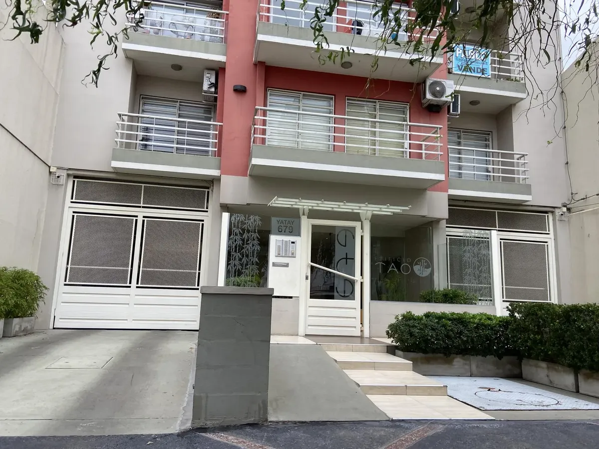 Monoambiente con balcón y cochera