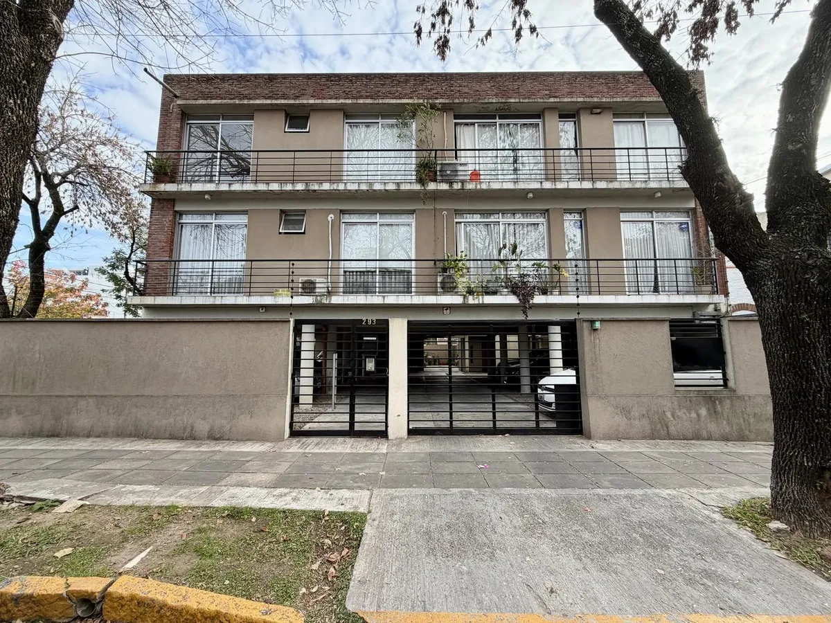 Luminoso Departamento En Alquiler Con Dos Cocheras Y Jardín, Ubicado En San Isidro