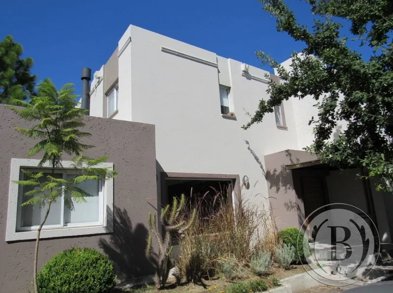 Casa 4 dormitórios, piscina e churrasqueira
